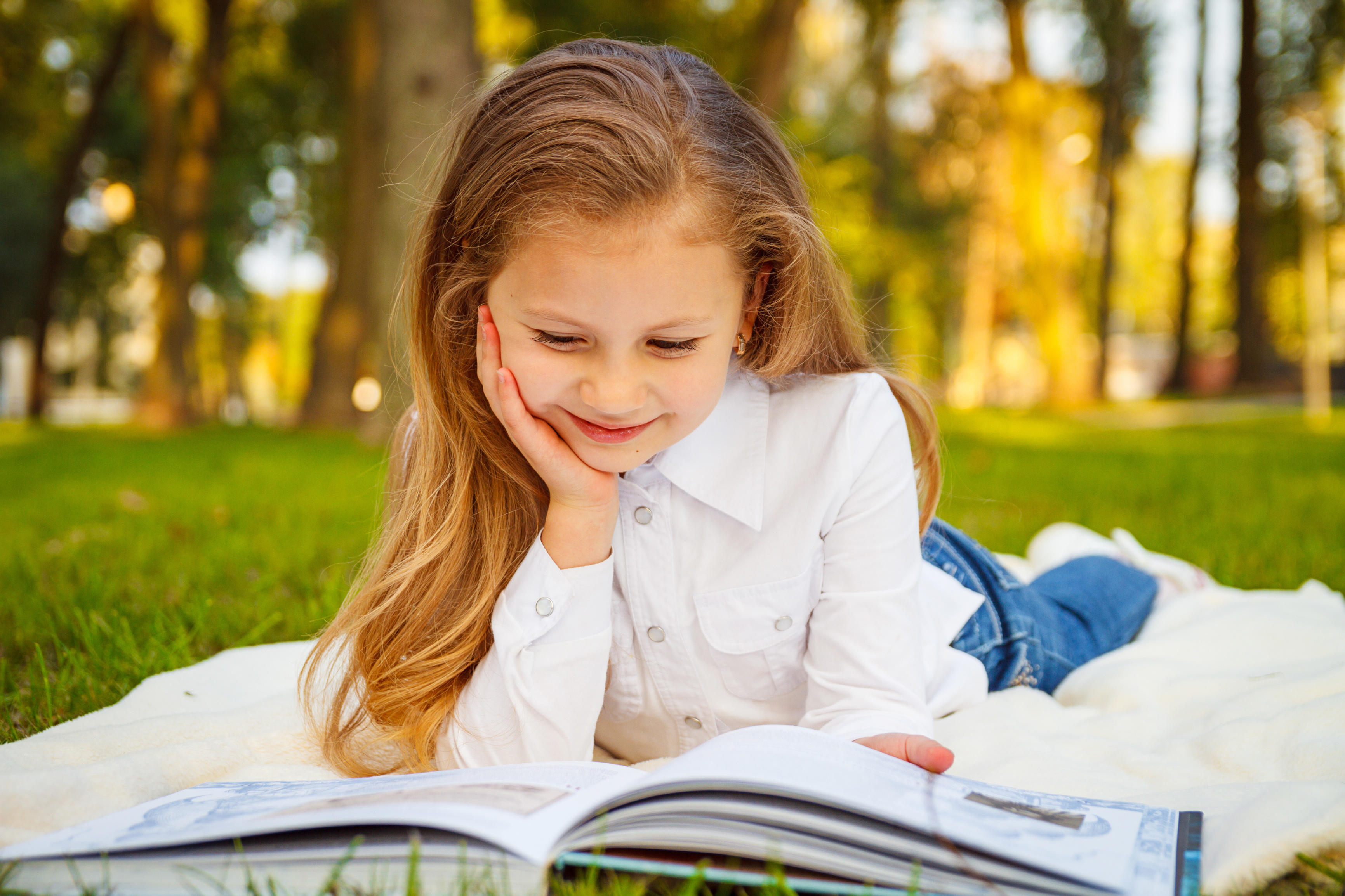 Sacrosegtam Logo Girl Reading Book